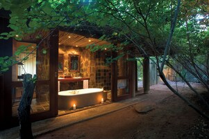 Luxury Suite | Bathroom | Separate tub and shower, free toiletries, hair dryer, bathrobes