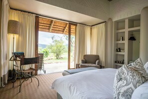 ห้องลักซ์ชัวรี่สวีท | 1 ห้องนอน, เครื่องนอนระดับพรีเมียม, โต๊ะทำงาน, ห้องเก็บเสียง