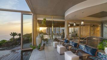 Hồ bơi trong nhà, hồ bơi ngoài trời, ghế dài tắm nắng