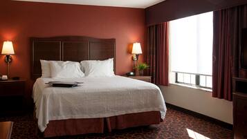 Schreibtisch, Bügeleisen/Bügelbrett, kostenlose Babybetten