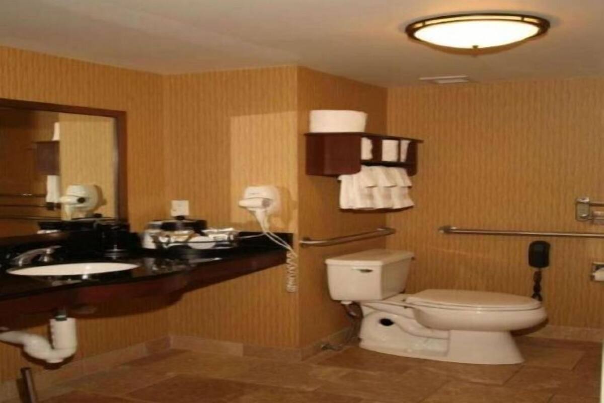 Kylpyhuone | Ilmaiset hygieniatuotteet, hiustenkuivaaja, pyyhkeet