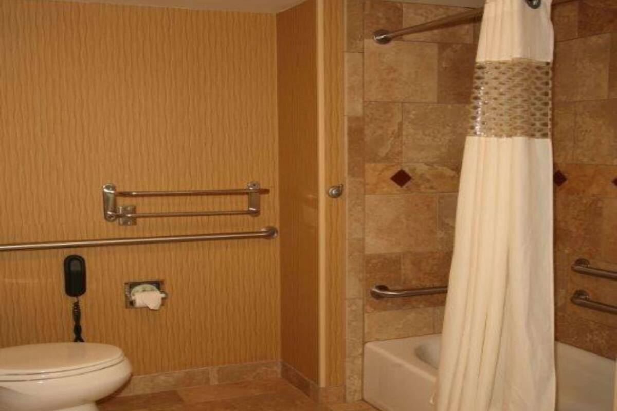 room, 1 king bed, non smoking | bathroom | free toiletries, hair dryer, towels