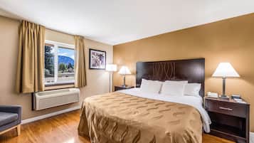 Una cassaforte in camera, una scrivania, tende oscuranti