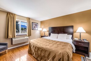 In-room safe, desk, blackout curtains, iron/ironing board - Quality Inn Cle Elum-Ellensburg (Cle Elum)