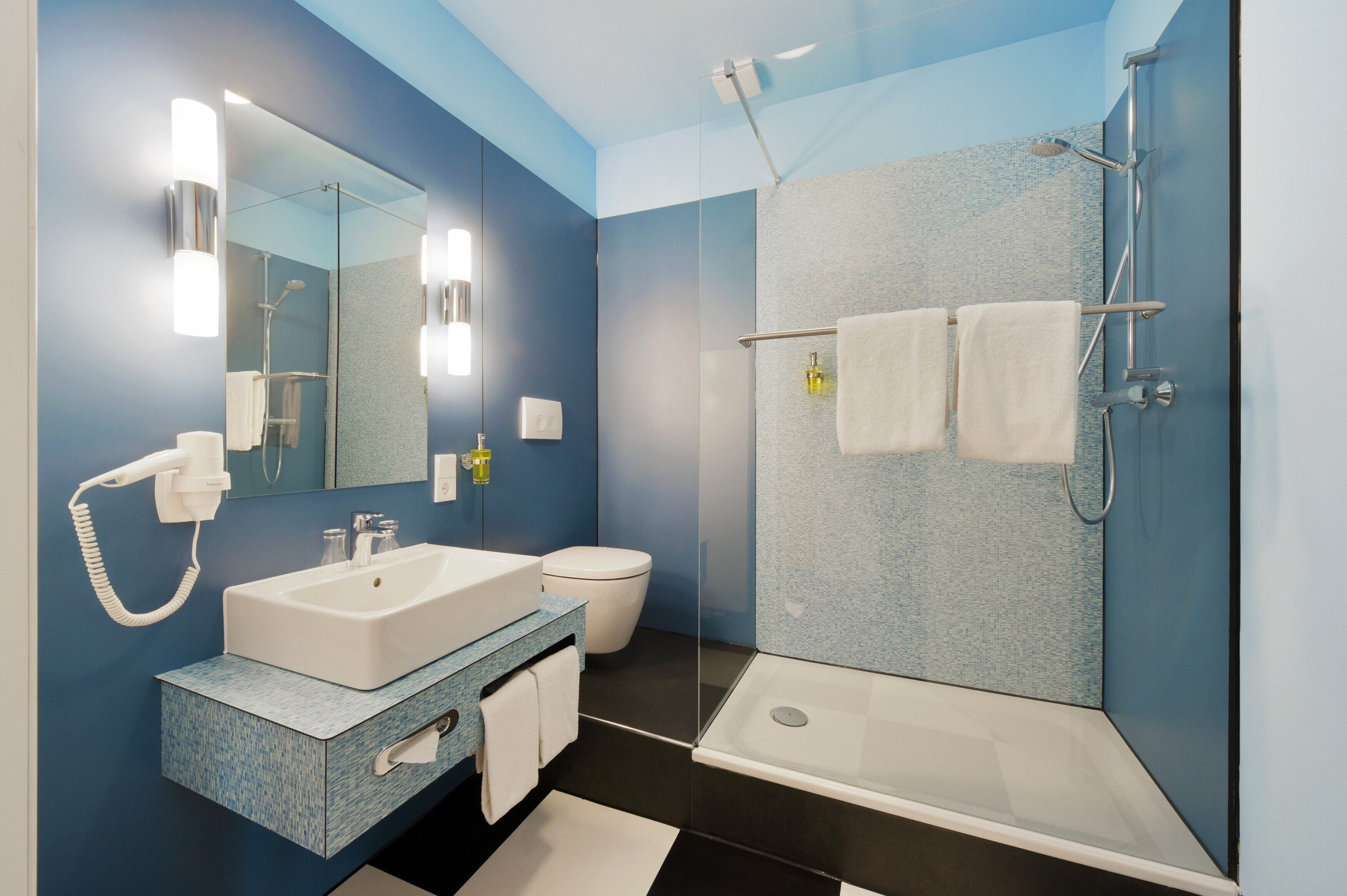 junior suite new classic | bathroom | shower, free toiletries, hair dryer, towels