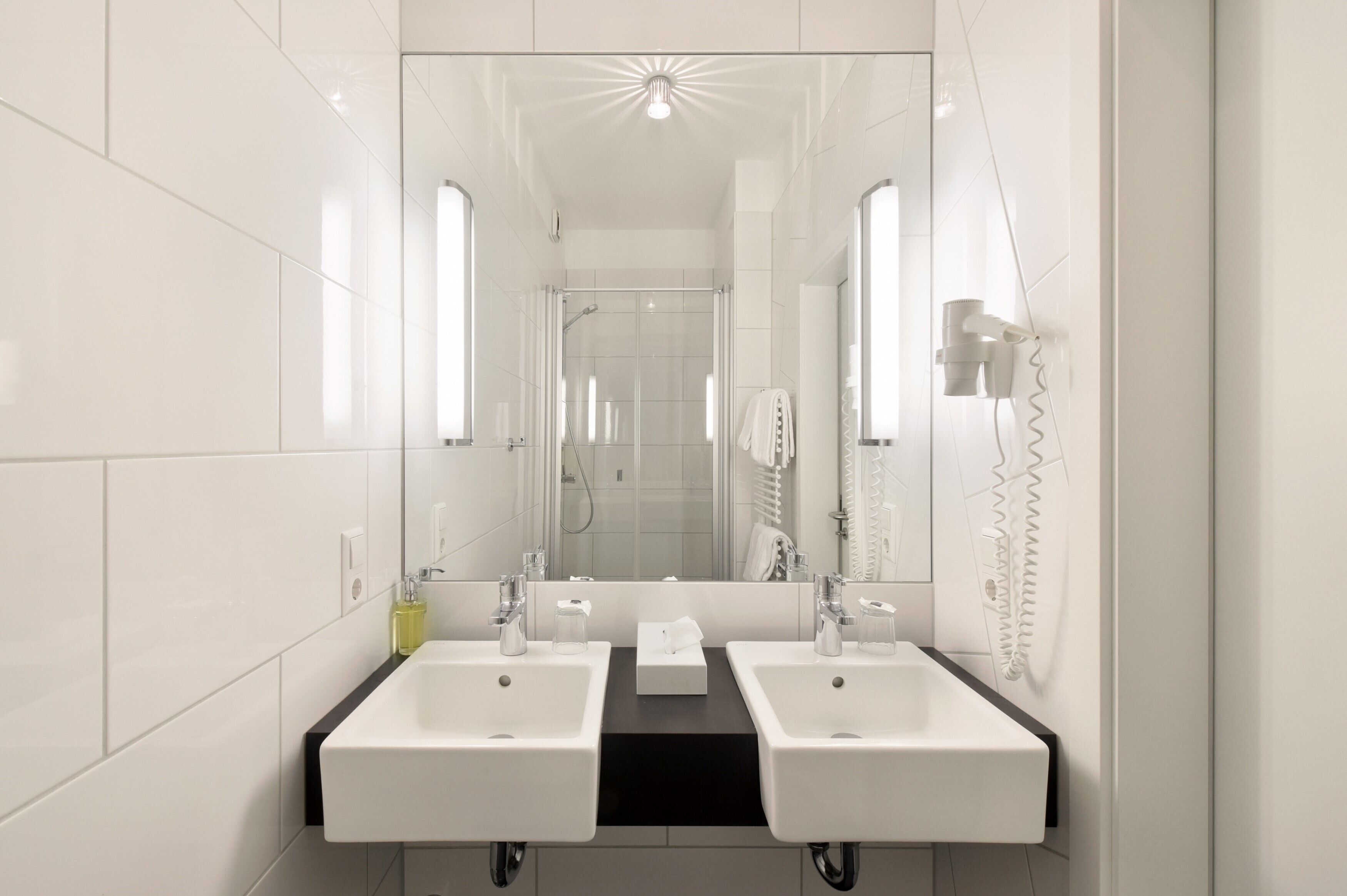 junior suite new classic | bathroom | shower, free toiletries, hair dryer, towels