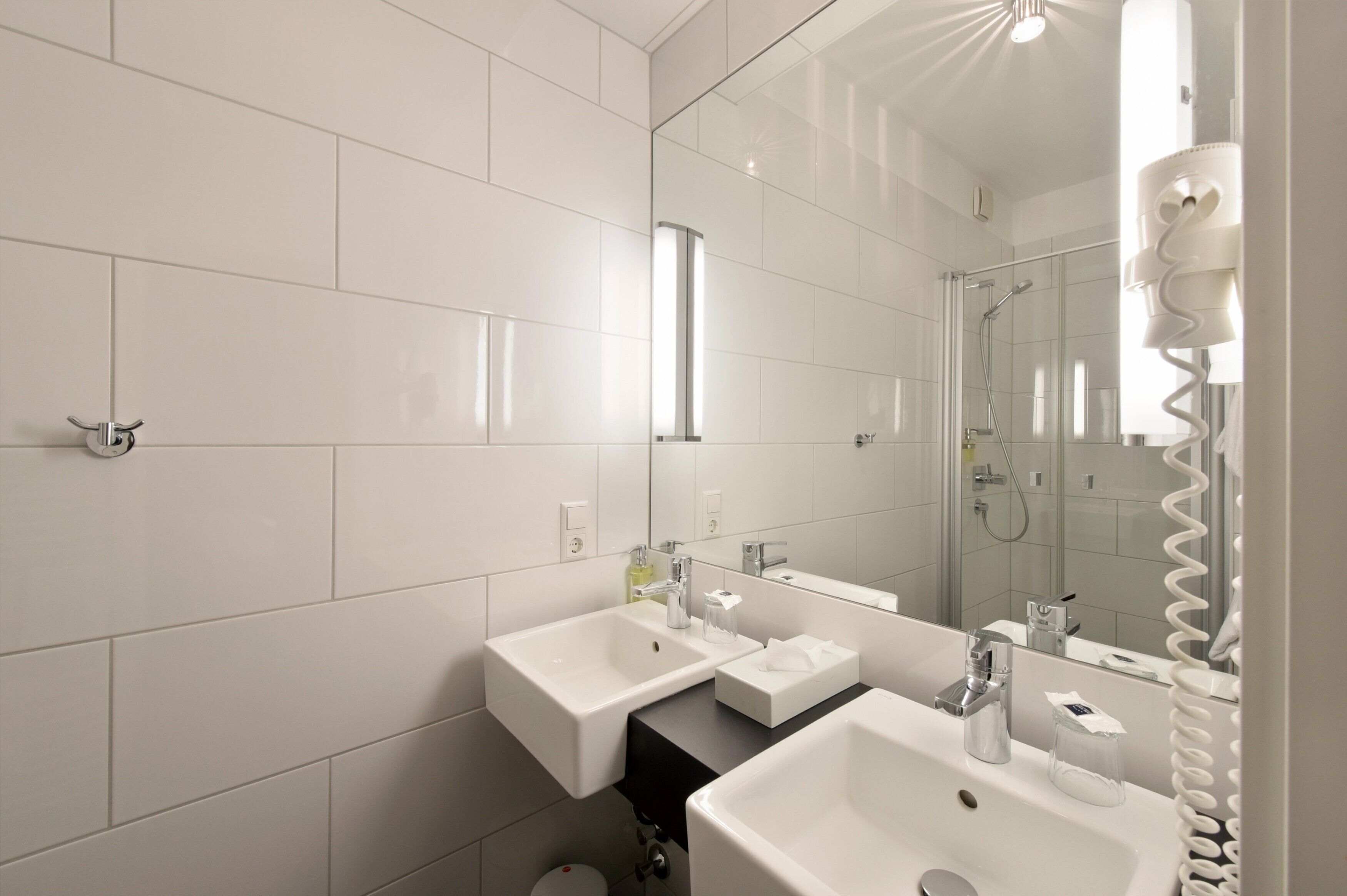 junior suite new classic | bathroom | shower, free toiletries, hair dryer, towels