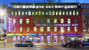 A hotel with a red facade, multiple windows, and a sign reading "CITYHOTEL THÜRINGER HOF". - Cityhotel Thüringer Hof new CLASSIC (Hannover)