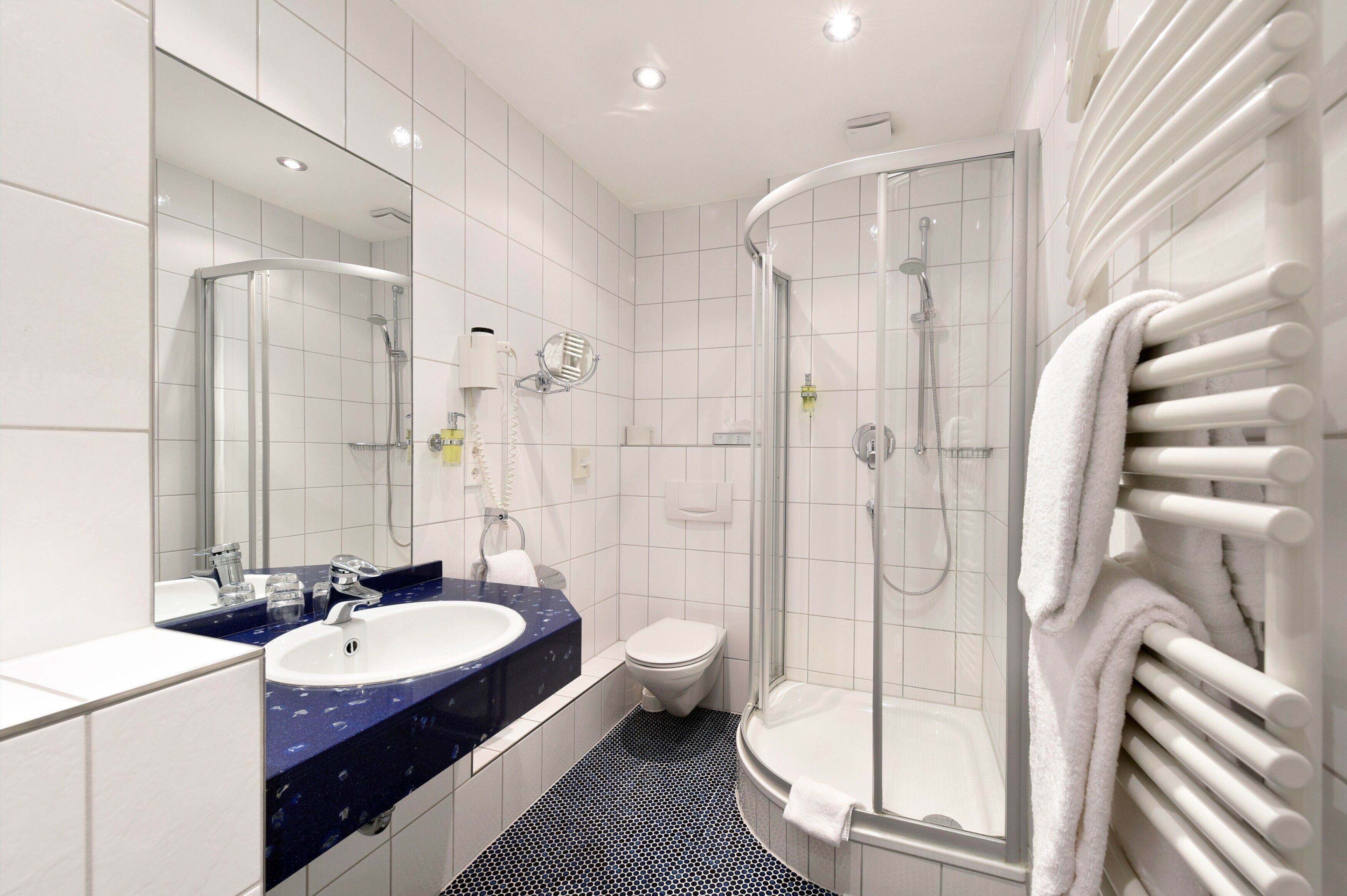 junior suite new classic | bathroom | shower, free toiletries, hair dryer, towels