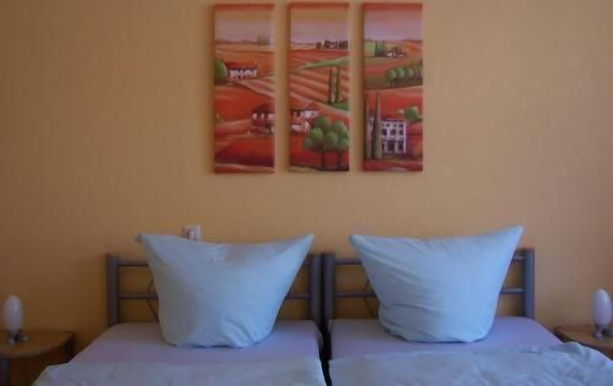 Desk, free cribs/infant beds, free WiFi