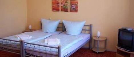 Työpöytä, ilmaiset vauvansängyt, ilmainen Wi-Fi