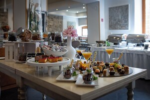 Café da manhã com buffet grátis todos os dias