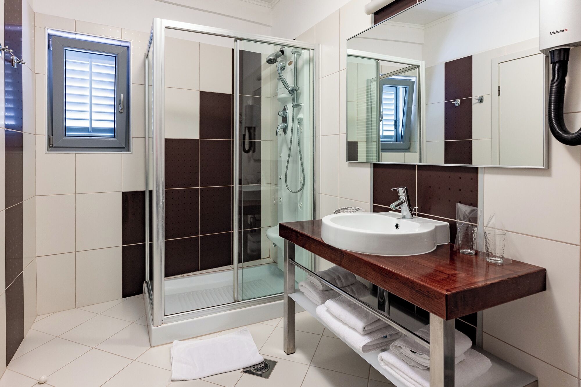 exclusive double room | bathroom | shower, free toiletries, hair dryer, towels