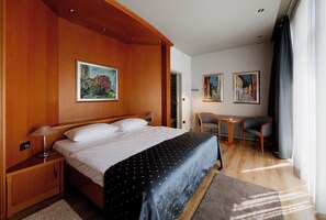 Exclusive Double Room | In-room safe, desk, free WiFi, bed sheets