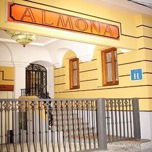 Front of property - Hotel Almona (Granada)
