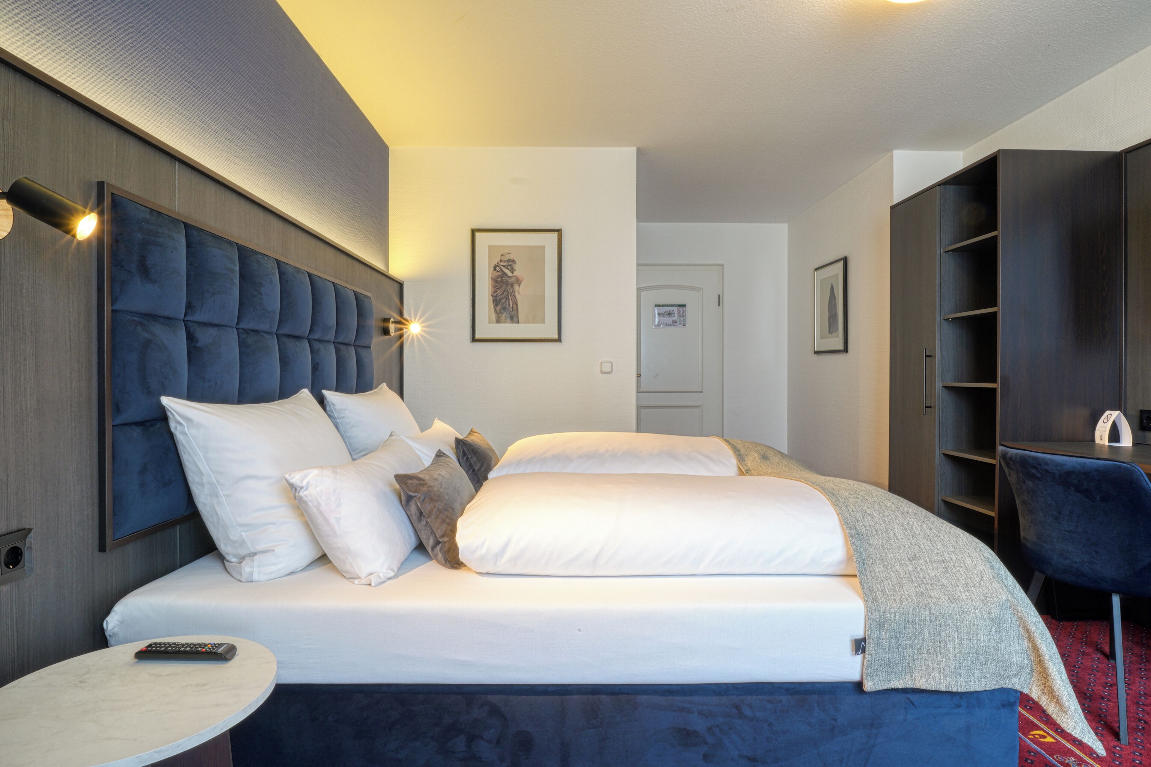 Desk, laptop workspace, soundproofing, free WiFi