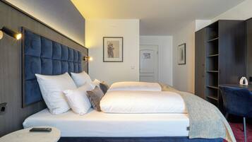 Desk, laptop workspace, soundproofing, free WiFi