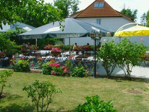 Petit déjeuner et déjeuner servis sur place, restauration en plein air 