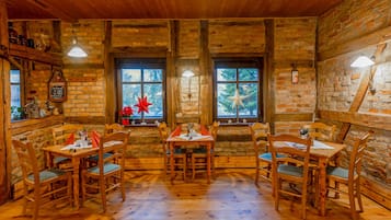 Breakfast, lunch, dinner served; alfresco dining