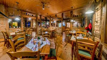 ์์นจ ์์ฌ, ์ ์ฌ ์์ฌ, ์ ๋
์์ฌ ์ ๊ณต, ์ผ์ธ์์ ์์ฌ