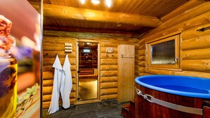 A log cabin interior with a wooden interior, a hot tub, and a sauna room. - Land-gut-Hotel Hermann (Bentwisch)