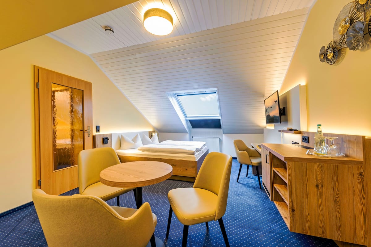 suite | in-room safe, desk, free cots/infant beds, rollaway beds