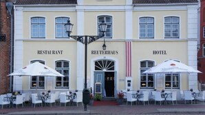 A building with a restaurant, a hotel, and a Reuterhaus entrance. - Hotel und ReuterHaus (Wismar)