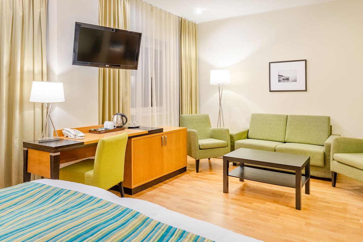 Family Room | Desk, bed sheets