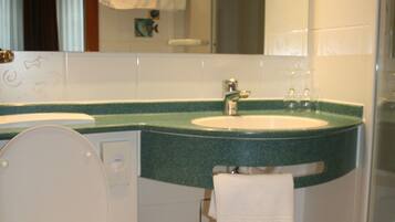 Ein Badezimmer mit Toilette, Waschbecken und Dusche.