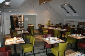 Petit déjeuner buffet (12 EUR par personne)