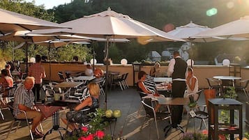 Lunch, dinner served; Regional cuisine, alfresco dining