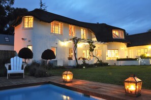 Fassade der Unterkunft – Abend/Nacht