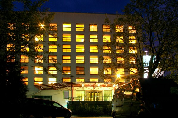 住宿正面 (夜晚)