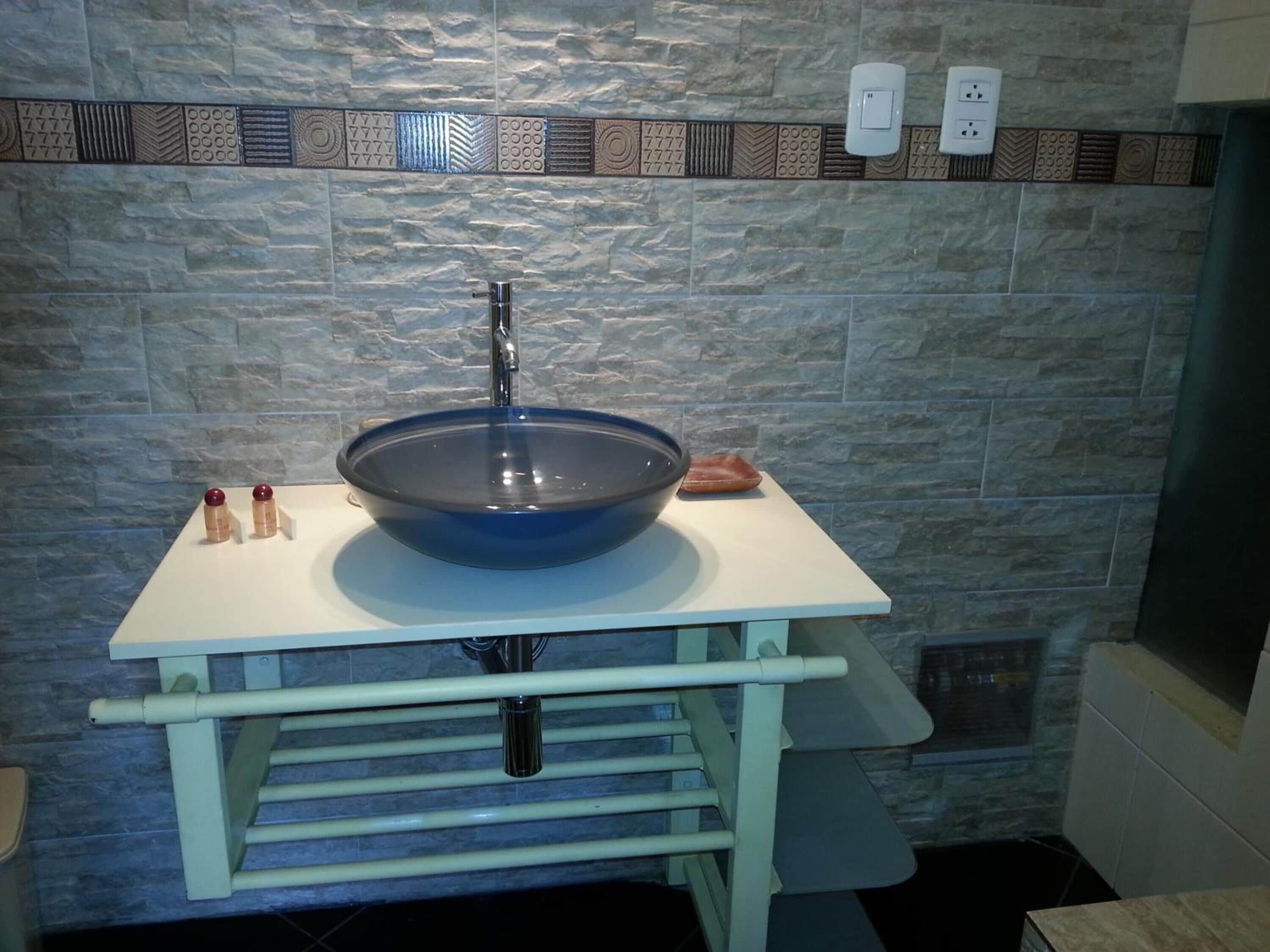 combined shower/bathtub, free toiletries, hair dryer, towels