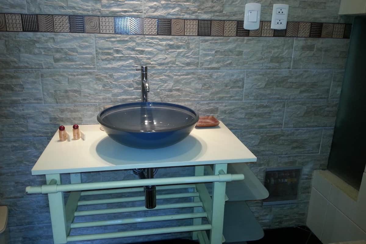 combined shower/bathtub, free toiletries, hair dryer, towels