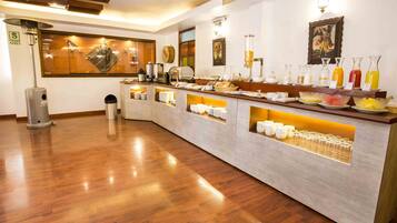 Ilmainen päivittäinen mannermainen aamiainen