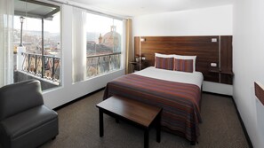 Habitación estándar doble, 1 cama doble | Caja fuerte, decoración individual, mobiliario individual y escritorio