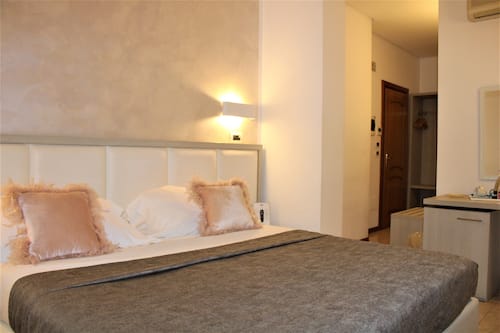 Habitación doble superior, 1 cama matrimonial | Minibar, caja de seguridad en la habitación y escritorio