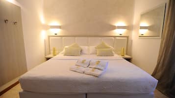Minibar, coffres-forts dans les chambres, bureau