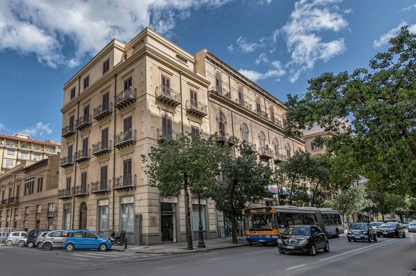 Vista frontal de la propiedad