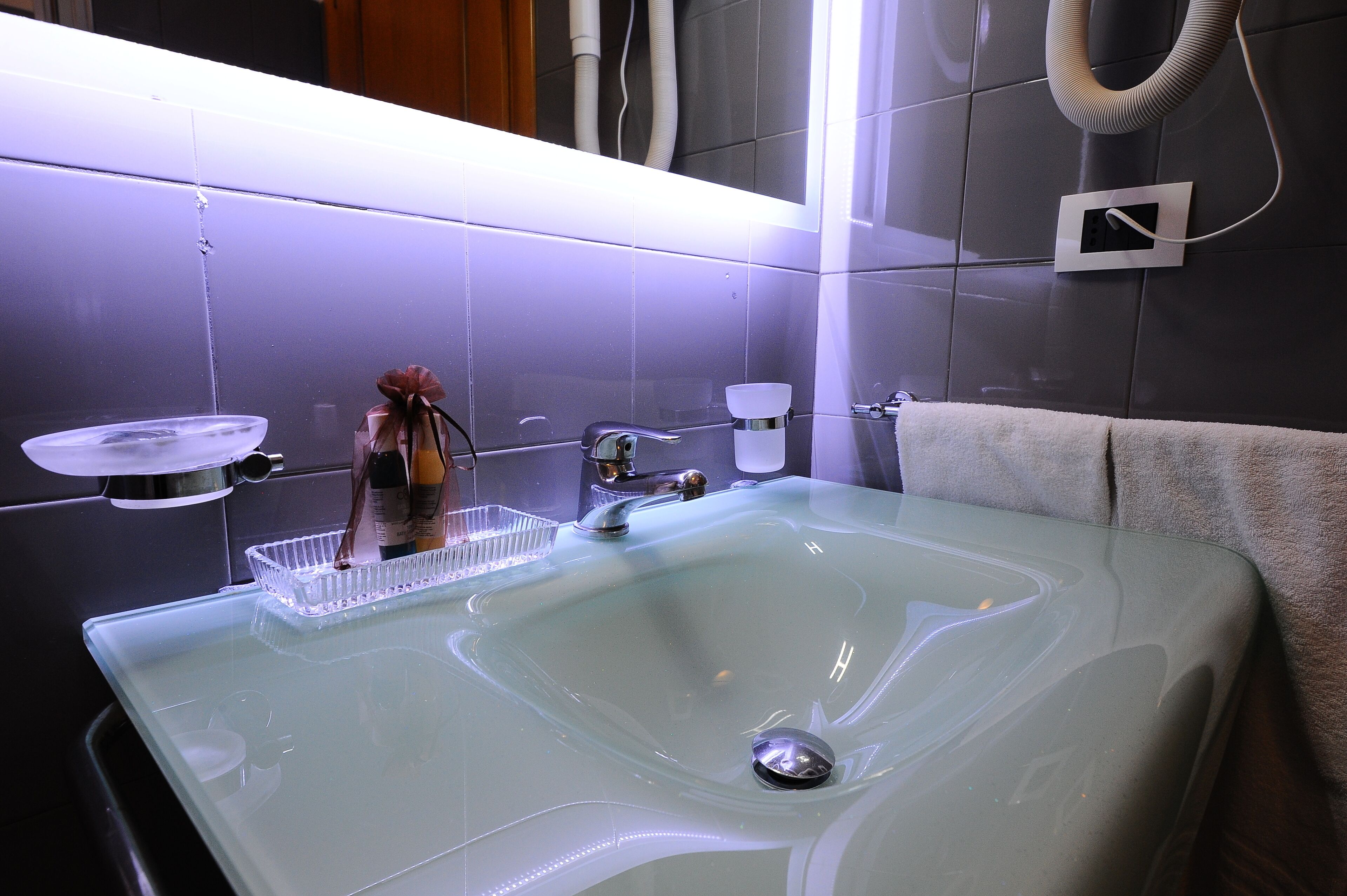 suite | bathroom | designer toiletries, hair dryer, bidet, towels