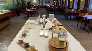 Daily buffet breakfast (DKK 50 per person)