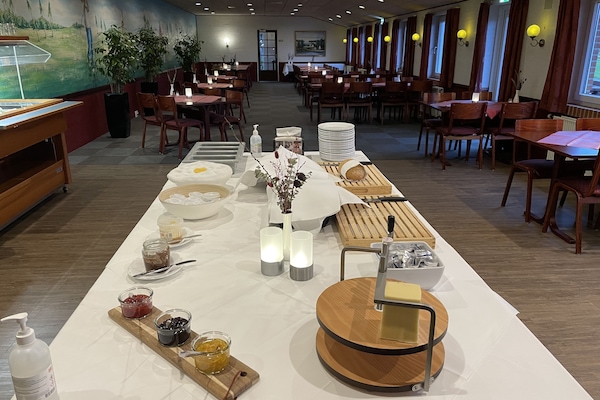 Daily buffet breakfast for a fee