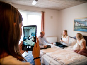 Familien-Vierbettzimmer, Terrasse | Allergikerbettwaren, Schreibtisch, Bügeleisen/Bügelbrett, Babybetten