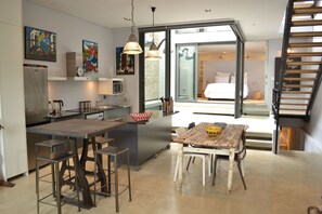 Refrigerador, microondas, cafetera expreso, tetera/pava eléctrica