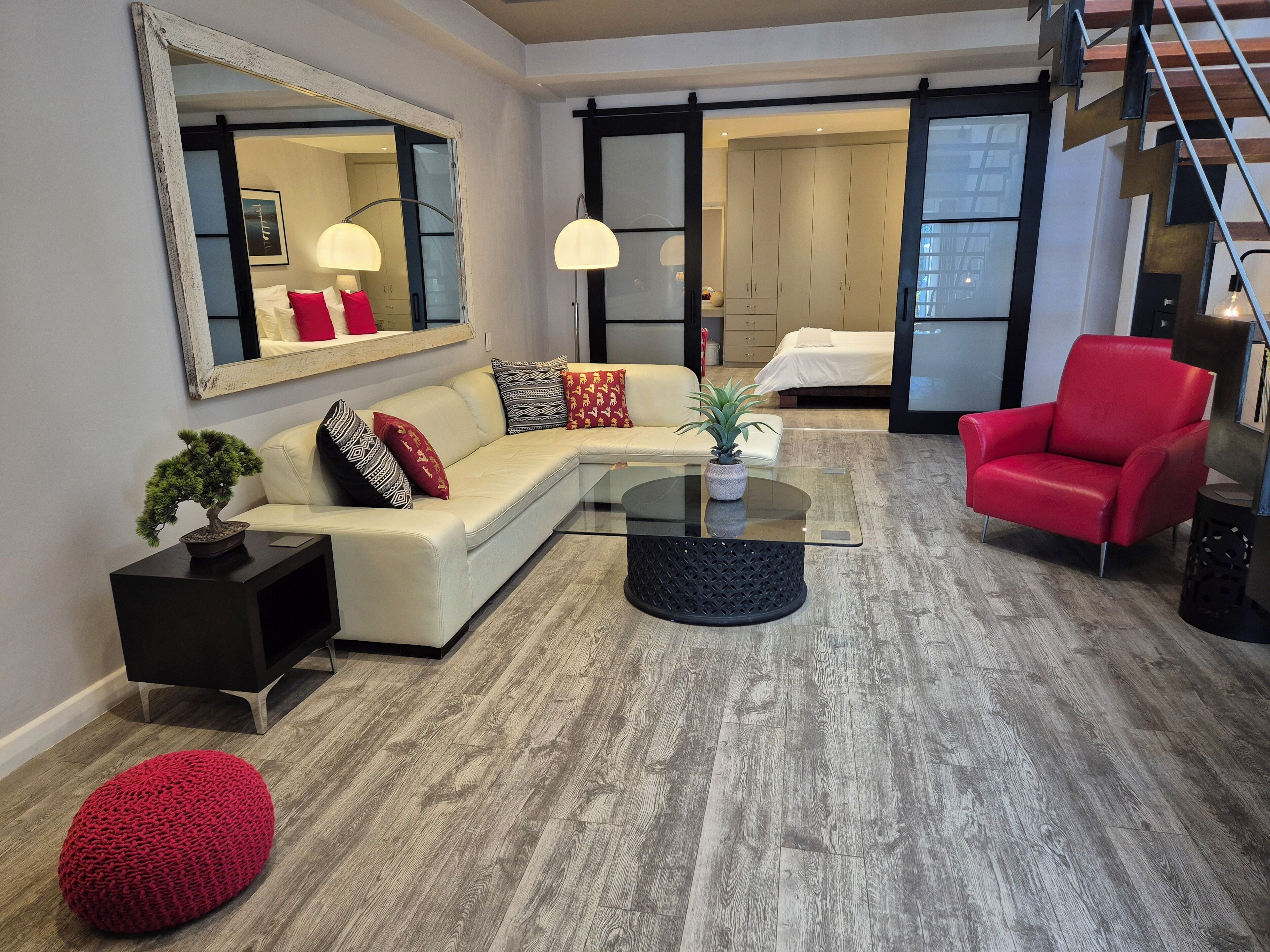 Luxury-Ferienhaus, 2 Schlafzimmer, Poolzugang, Stadtblick (139 Waterkant Street 2 night min stay) | Wohnbereich