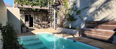 Exclusieve cottage, 2 slaapkamers, toegang tot zwembad (40 Napier Street 2 night minimum stay) | Terras