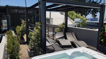 Cottage Exclusive, 3 camere da letto, idromassaggio (2 Bayview Terrace 2 night min stay ) | Una cassaforte in camera, con stile personalizzato