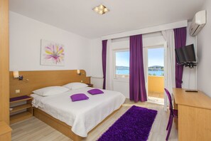 Studio, balkon, uitzicht op zee | Een minibar, een kluis op de kamer, een bureau, een laptopwerkplek