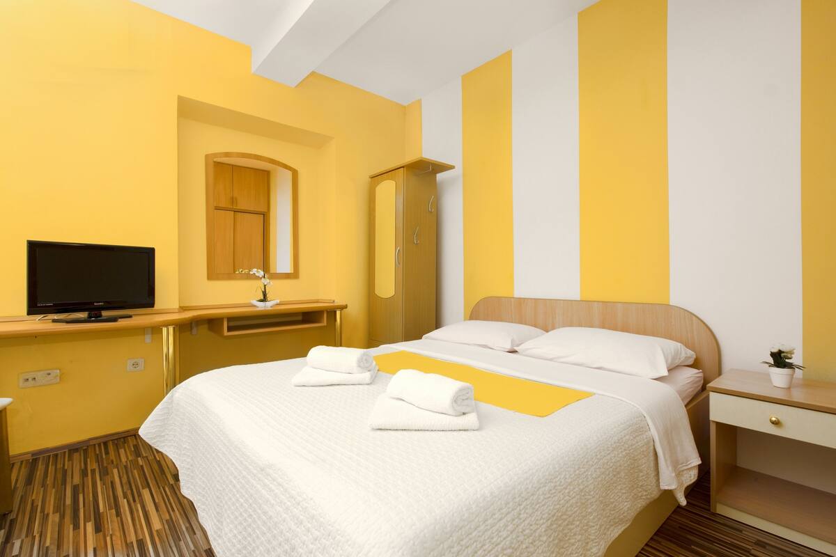 Quarto triplo, sacada, vista para o mar | Frigobar, cofres nos quartos, escrivaninha